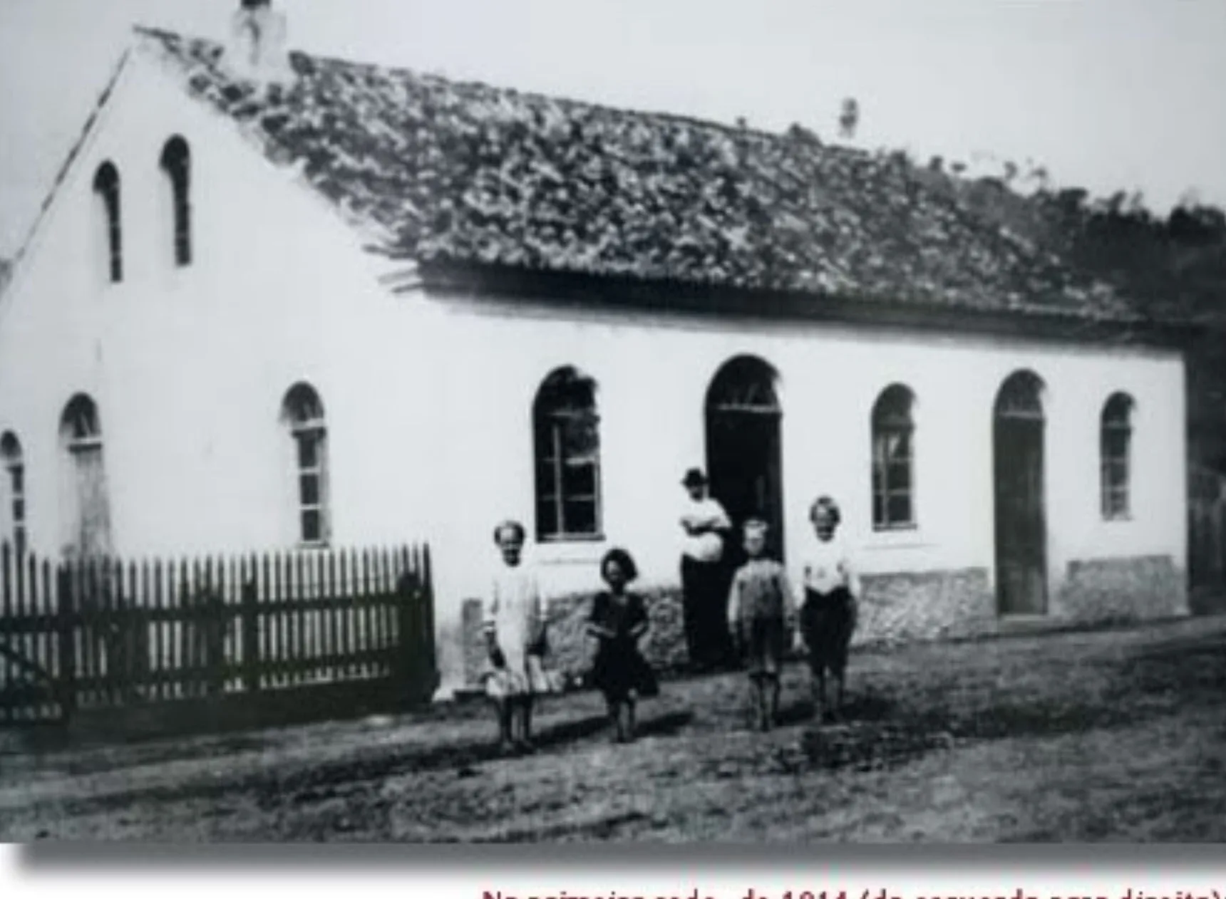 Família Sell diante da fábrica. A imprensa (ND Mais, 2026) data o registro de 1914; o site atual, de 1915.